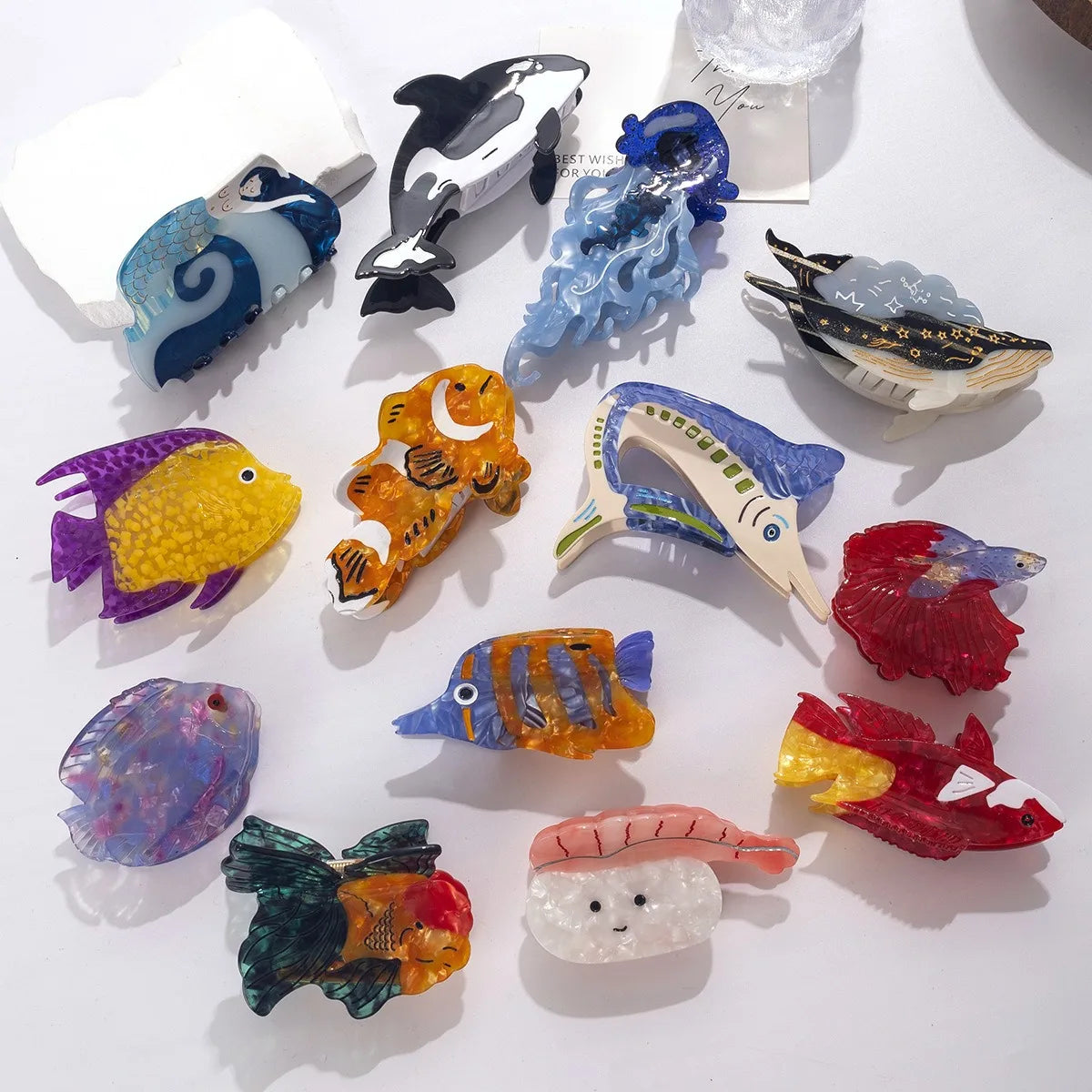 Colección de pinzas para el pelo con pelitos de animales de colores, como peces, pájaros y mamíferos.
