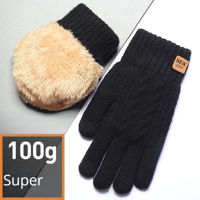 Une paire de gants de ski noirs tricotés avec une doublure de polaire beige moelleuse, sur fond gris.
