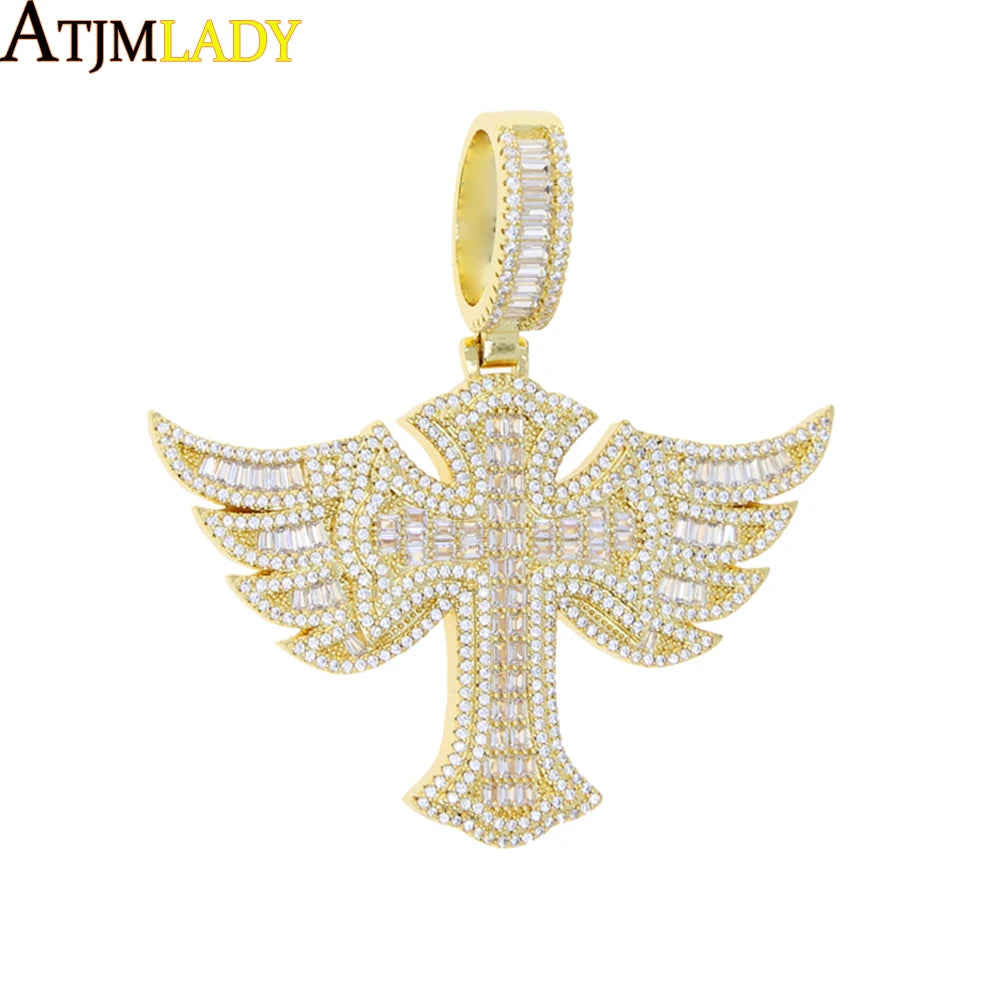 Pendentif de croix doré avec des pierres claires et des ailes détaillées.
