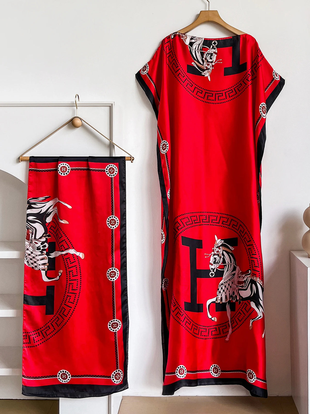 Una vibrante túnica abaya kaftan roja con elegante estampado de caballo blanco y negro.