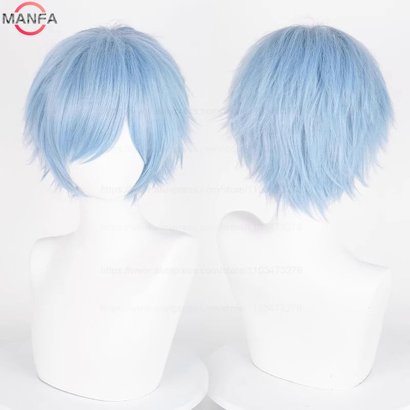 Una peluca corta azul claro con flequillo exhibida en un maniquí.