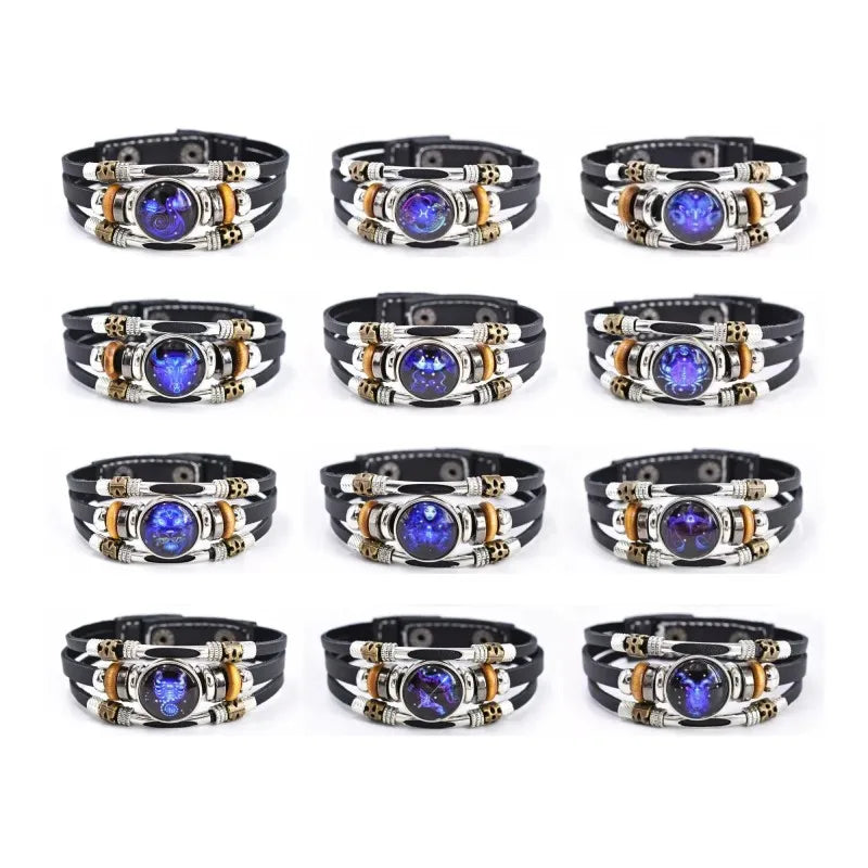 Eine Sammlung von zehn retroen, mehrlagigen Lederperlenarmbändern mit silbernen und goldenen Akzenten und blauen Steinen.