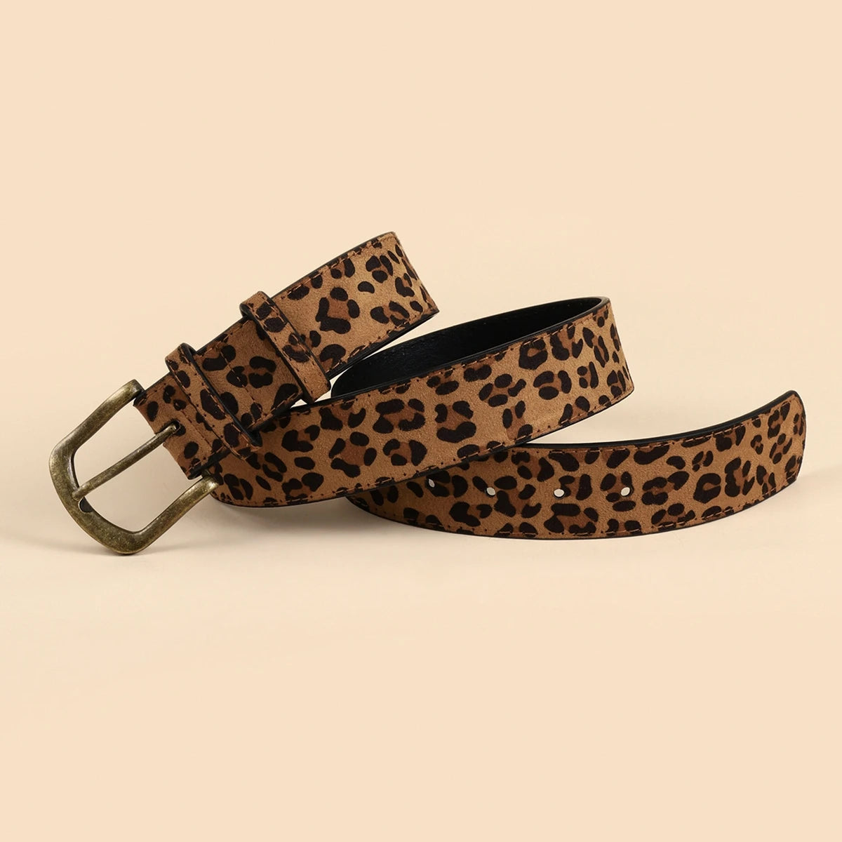Ceinture en cuir à imprimé léopard marron avec boucle en laiton, présentée sur un fond clair.