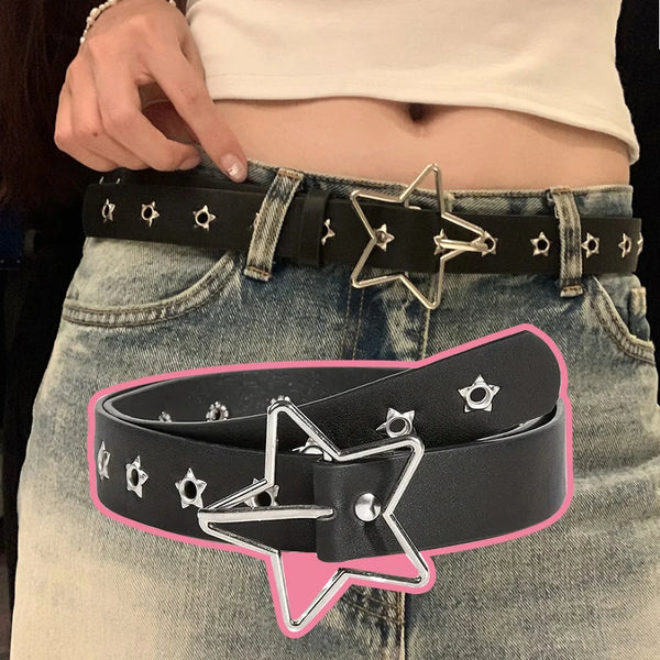 Nahaufnahme eines schwarzen Y2K-Punkstars-Leders, das um die Taille einer Person mit hellem Outfit gebunden ist