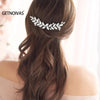 Gros plan sur la coiffure d'une femme avec un chignon élégant et une couronne de cheveux de mariée en cristal féérique.