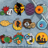 Eine Sammlung von 12 Emaille-Pins mit Charakteren und Designs aus der Son Goku Master Roshi-Zeichentrickserie.