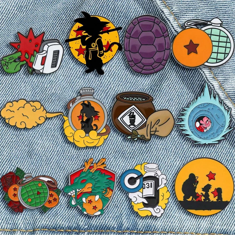 Eine Sammlung von 12 Emaille-Pins mit Charakteren und Designs aus der Son Goku Master Roshi-Zeichentrickserie.