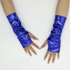 Gants de cosplay en cuir PU bleu royal et brillant, sans doigts, portés sur une main.