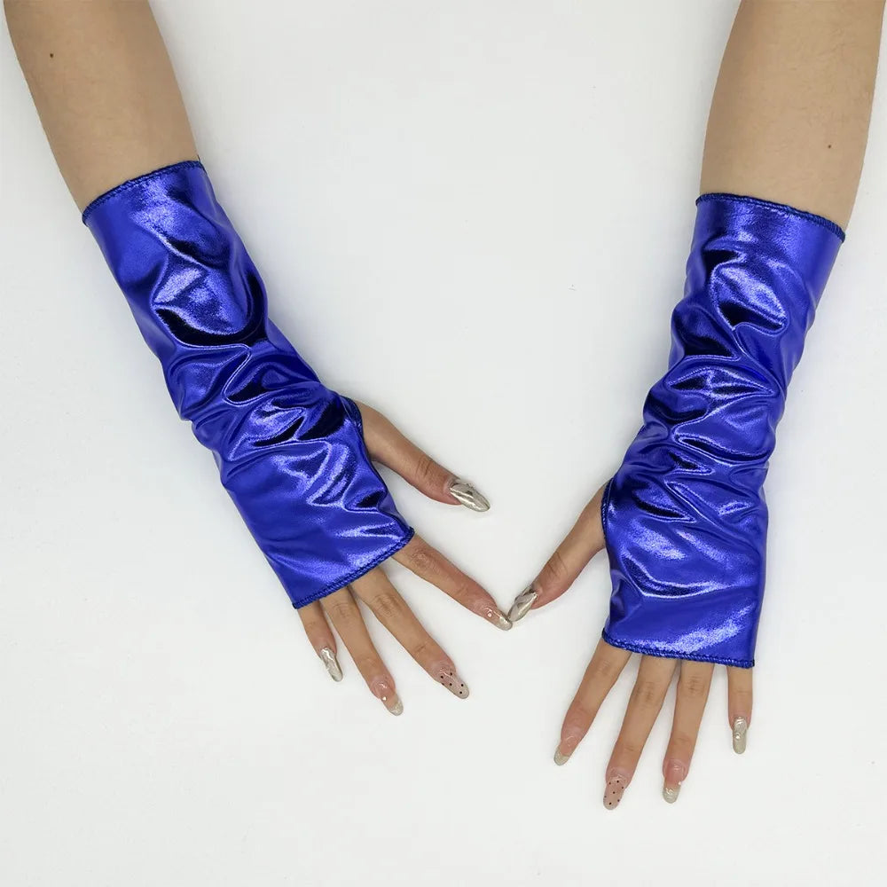 Gants de cosplay en cuir PU bleu royal et brillant, sans doigts, portés sur une main.