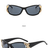 Schwarz-graue Wrap-Around-Sonnenbrille mit goldfarbenem Schmetterlingsdetail, frontal und seitlich dargestellt.