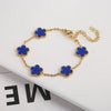 Pulsera de acero inoxidable chapada en oro con pequeños collares de flores azules
