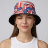 Eine Frau trägt eine reversible patriotische Bucket-Hat mit roten, weißen und blauen Sternen und Streifen.