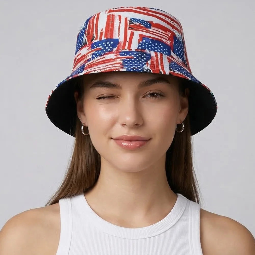 Eine Frau trägt eine reversible patriotische Bucket-Hat mit roten, weißen und blauen Sternen und Streifen.