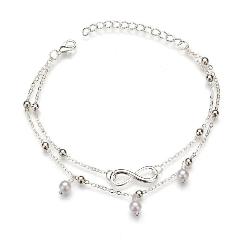 Sandale à bracelets argentés avec un charm infini et de petites perles sphériques
