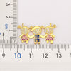 Un ensemble de trois colliers pendentifs en CZ dorés et délicats pour femmes, exposés à côté d'une règle.