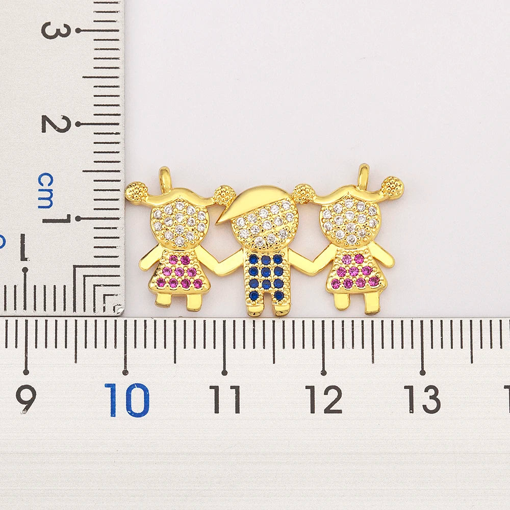 Un ensemble de trois colliers pendentifs en CZ dorés et délicats pour femmes, exposés à côté d'une règle.