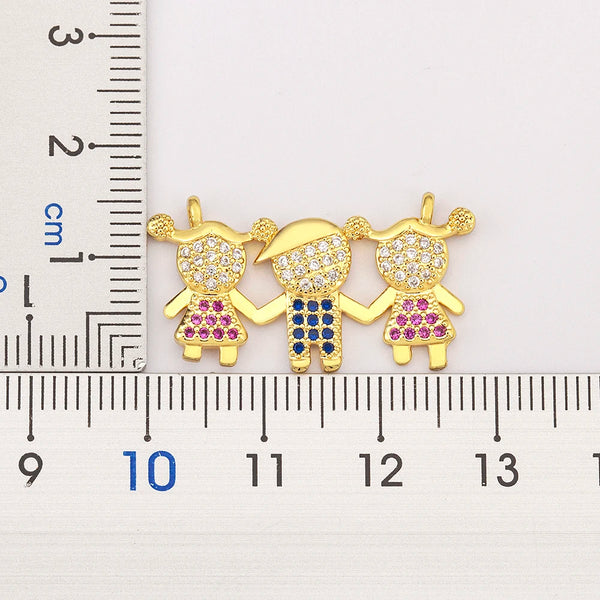 Ein Set aus drei zarten goldfarbenen CZ-Anhalsketten für Frauen, präsentiert neben einem Lineal.