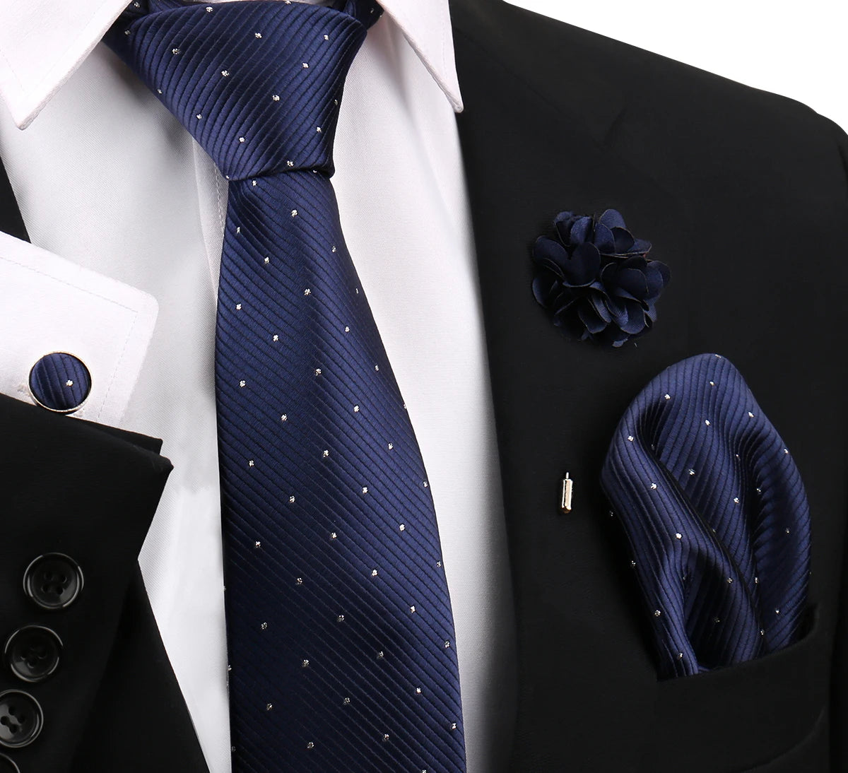 Marineblauer gestreifter Krawatten und eine dunkelblaue florale Reversspange auf einem schwarzen Sakko.
