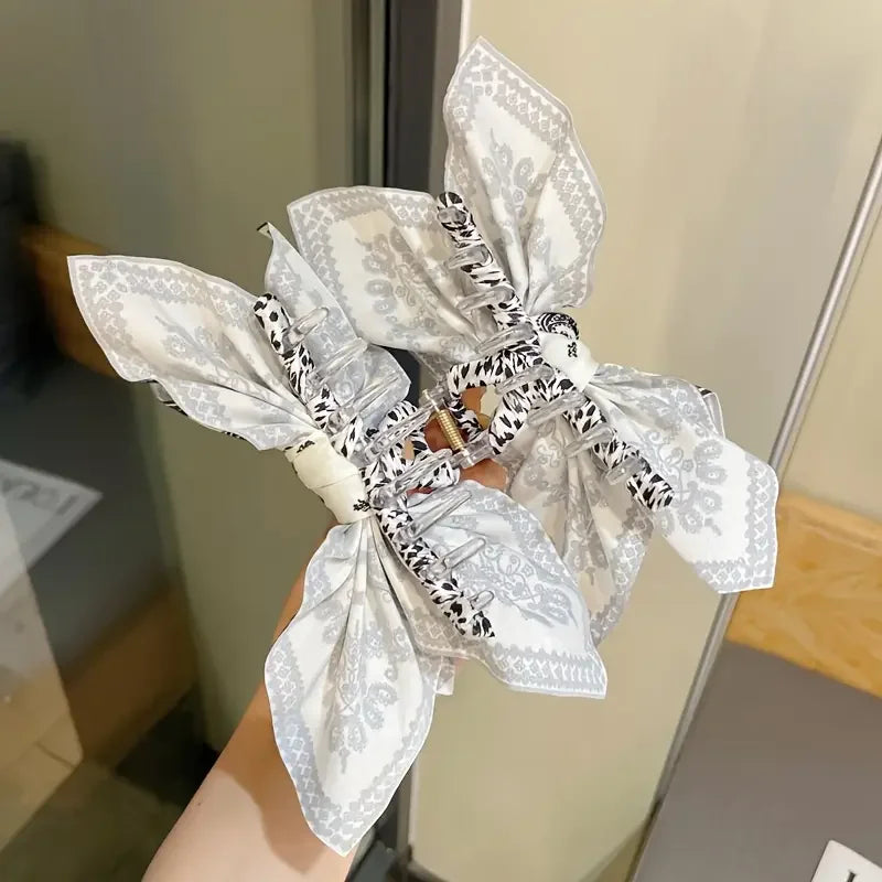 Pinza de cabello vintage elegante hecha de tela blanca con patrón de anacardo y acentos negros