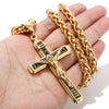 Collar de cruz de Jesús chapado en oro con cadena gruesa sostenido en la mano de una persona.