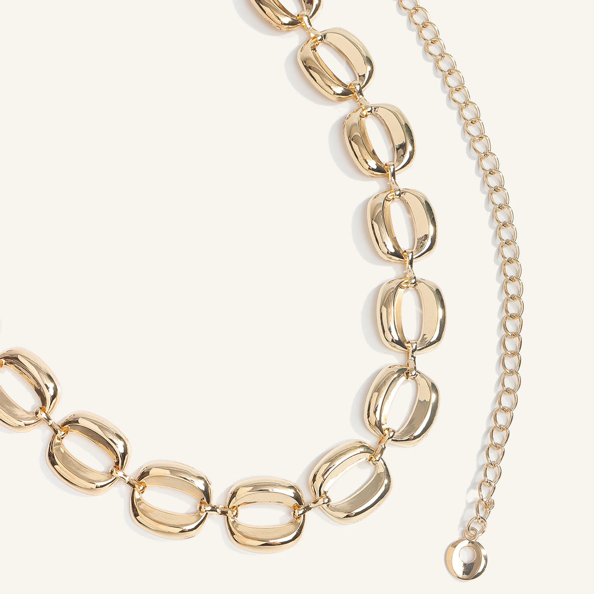 Zarte goldene hohle Metallgürtelkette für Kleider, Nahansicht.