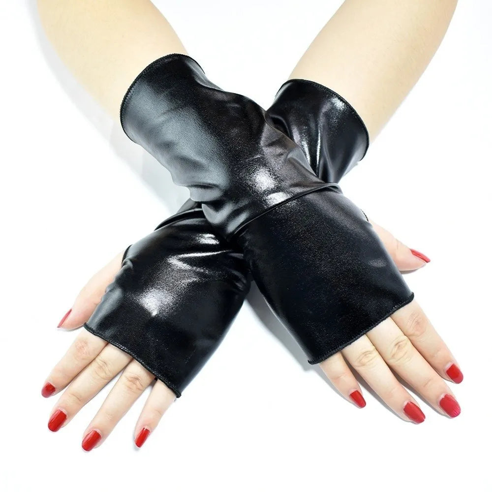 Gants de cosplay en cuir PU noir brillant, sans doigts, portés sur une main.