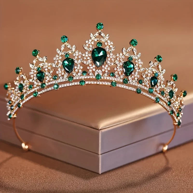Diadema de tiara de cristal brillante con piedras verdes y detallado plateado intrincado.