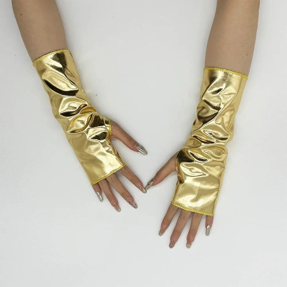 Mains d'une personne portant des gants de cosplay en cuir PU doré et brillants sans doigts.
