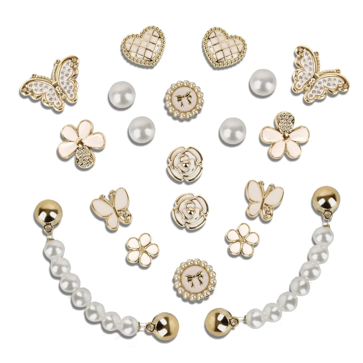 Un juego de 20 adornos para zapatos de pedrería brillante, con formas de corazón y flor, perlas y detalles dorados.