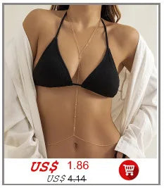 Gros plan d'une femme portant un élégant collier imitation perles avec un haut noir et une veste blanche.