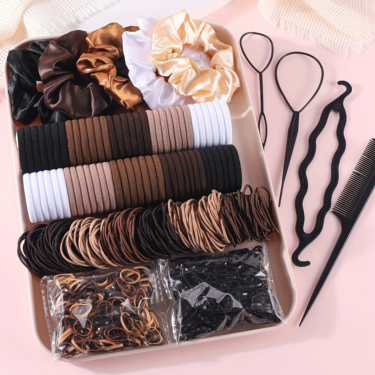 Collection d'accessoires pour cheveux élastiques : élastiques, bandeaux et liens dans les tons marron, noir, beige et blanc