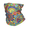 Bandana cuello con estampado paisley chicano colorido en rosa, verde, azul y amarillo.
