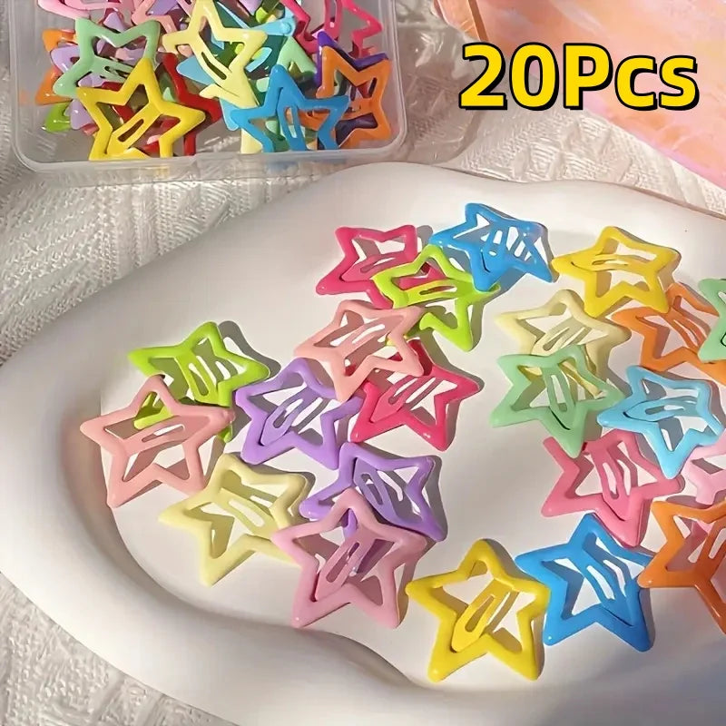 Una colección de pinzas para el pelo en forma de estrella retro y coloridas, en varios tonos pastel, mostradas en un plato bl