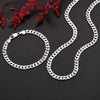 Un ensemble de colliers et bracelets en argent sterling 925, présentés sur un fond sombre avec du feuillage rouge.