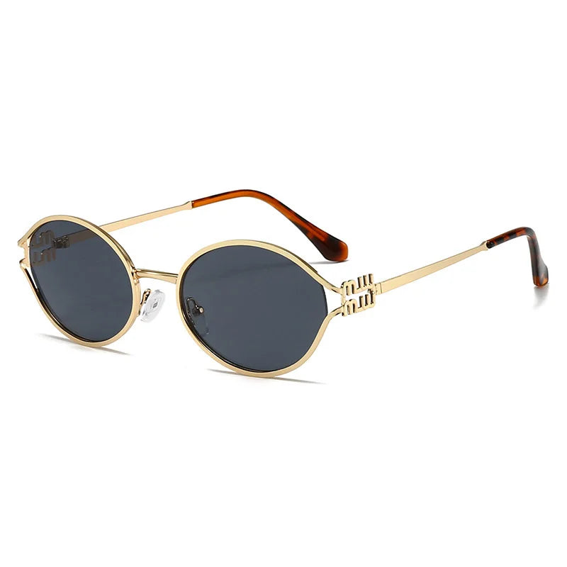 Goldfarbene retro ovale Sonnenbrille mit dunklen Gläsern und dünner Metallverzierung