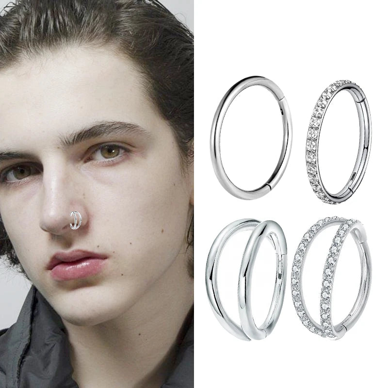 Ein Set aus Edelstahl-CZ-Segment-H loops und Clicker-Nostpiercings, präsentiert neben einem Model.