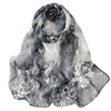 Étoffe de châle floral en soie gris et blanc drapé élégamment.