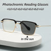 Eine schwarze und goldene photochromische Lesebrille in Gebrauch bei hellem Sonnenlicht.