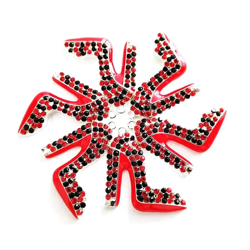 Ein Cluster roter High Heels-Schmuck, bedeckt mit kleinen schwarzen und roten Strasssteinen.