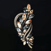 Broche florale en cristal élégante avec métal doré et pierres taillées claires et ambrées.