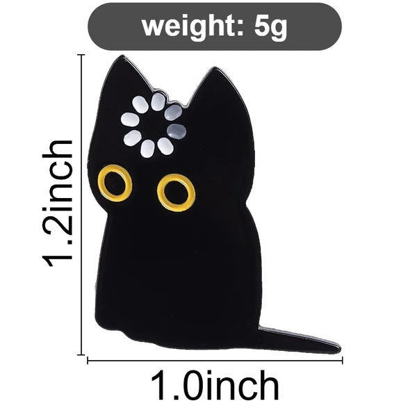 Schwarzer Emaille-Pin in Katzenform mit goldenen Augen und weißen Akzenten.