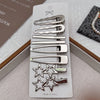 Tarjeta blanca con un set de 8 clips metálicos para flequillo y accesorios para el cabello, con varios estilos de clips.