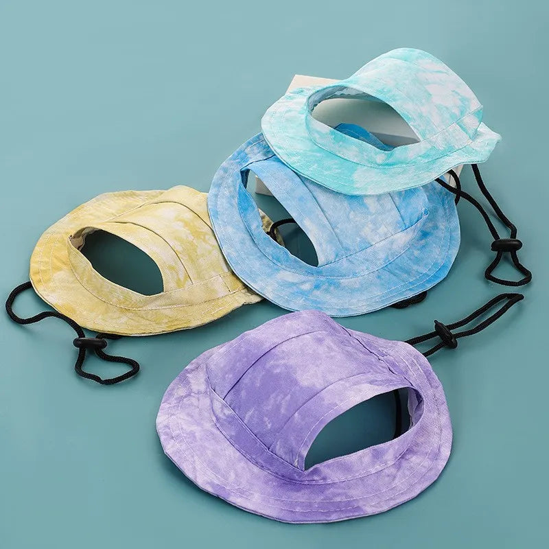 Trois chapeaux ajustables pour animaux de compagnie, pastel : bleu clair, jaune et violet.