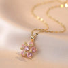 Un délicat collier en or avec un pendentif de fleur de zircon rose sur une fine chaîne.