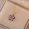 Collier en or avec pendentif de fleur de zircon violet sur une chaîne délicate.