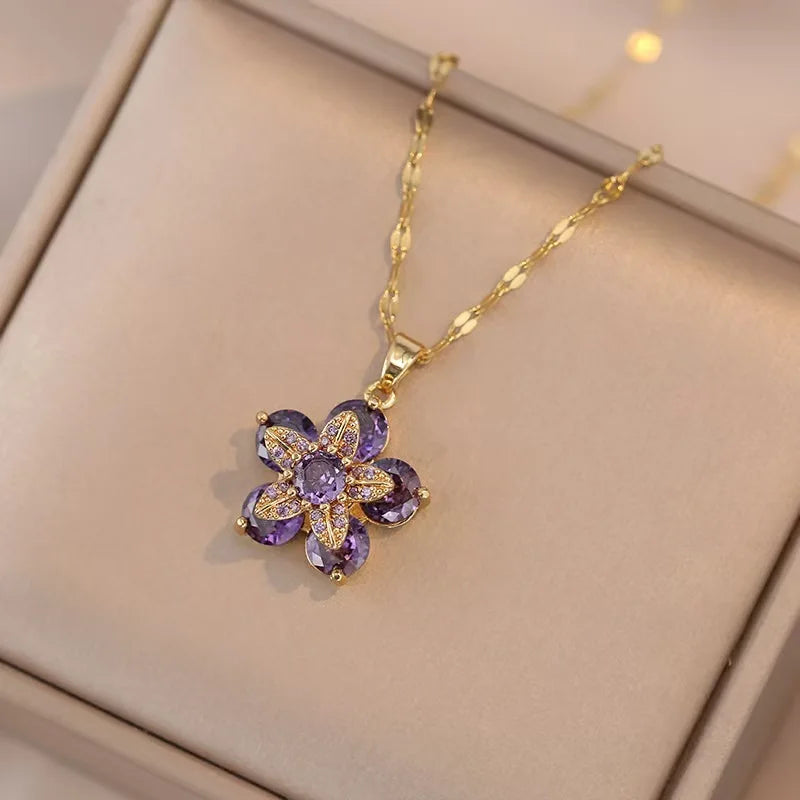 Collier en or avec pendentif de fleur de zircon violet sur une chaîne délicate.