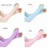 Ein Set aus blauen, lila und rosa Armwarmern auf dem Arm einer Person.