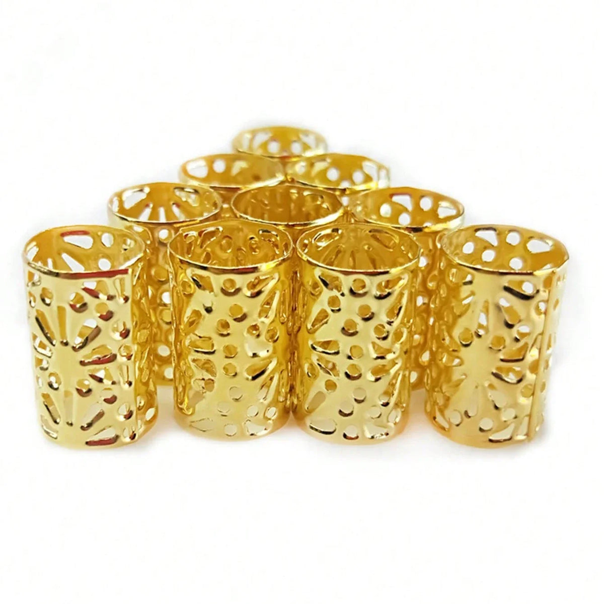 Eine Sammlung von Goldlegierungshair-Schmuck für Zöpfe und Dreadlocks in verschiedenen Größen.