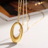 Gold-Edelstahl-geometrische Bogenkette mit ovalem Anhänger an feiner Kette.
