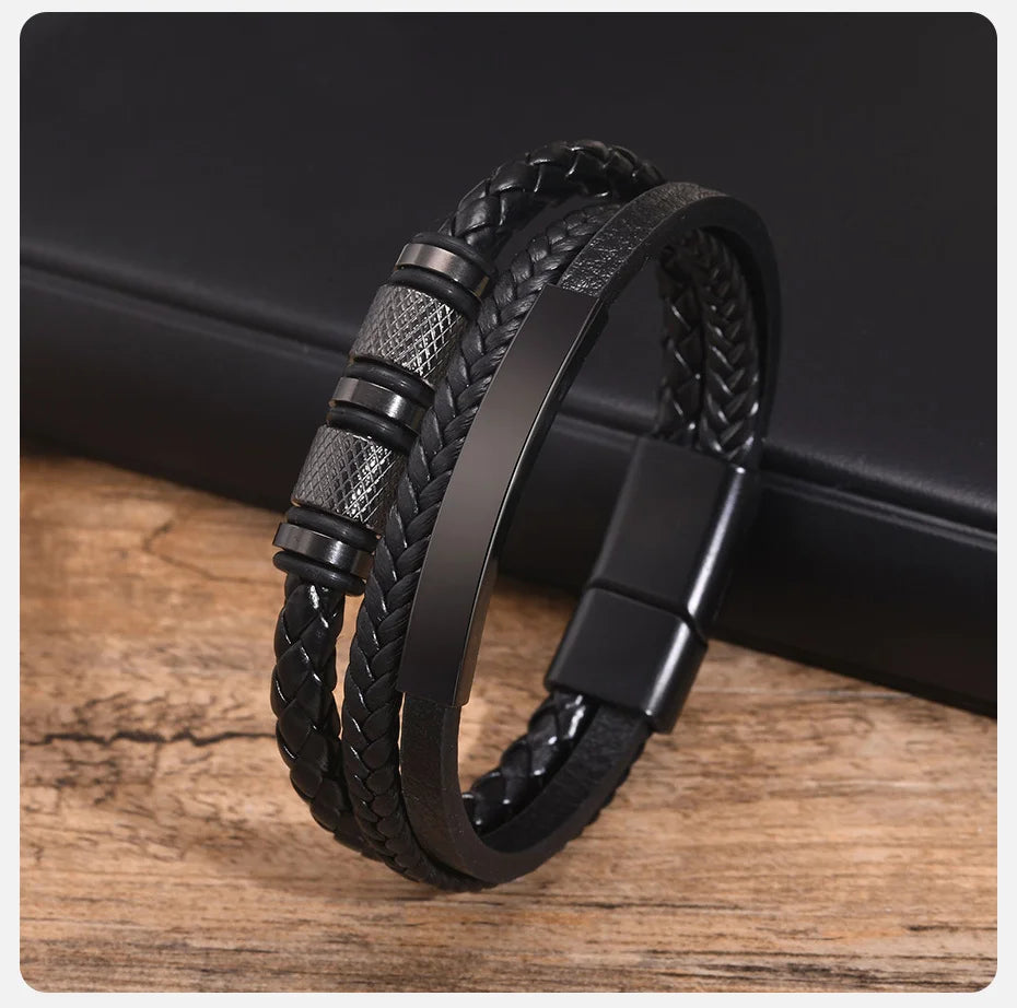 Schwarzes geflochtenes Lederarmband, das am Handgelenk getragen wird und auf einer Holzoberfläche liegt.